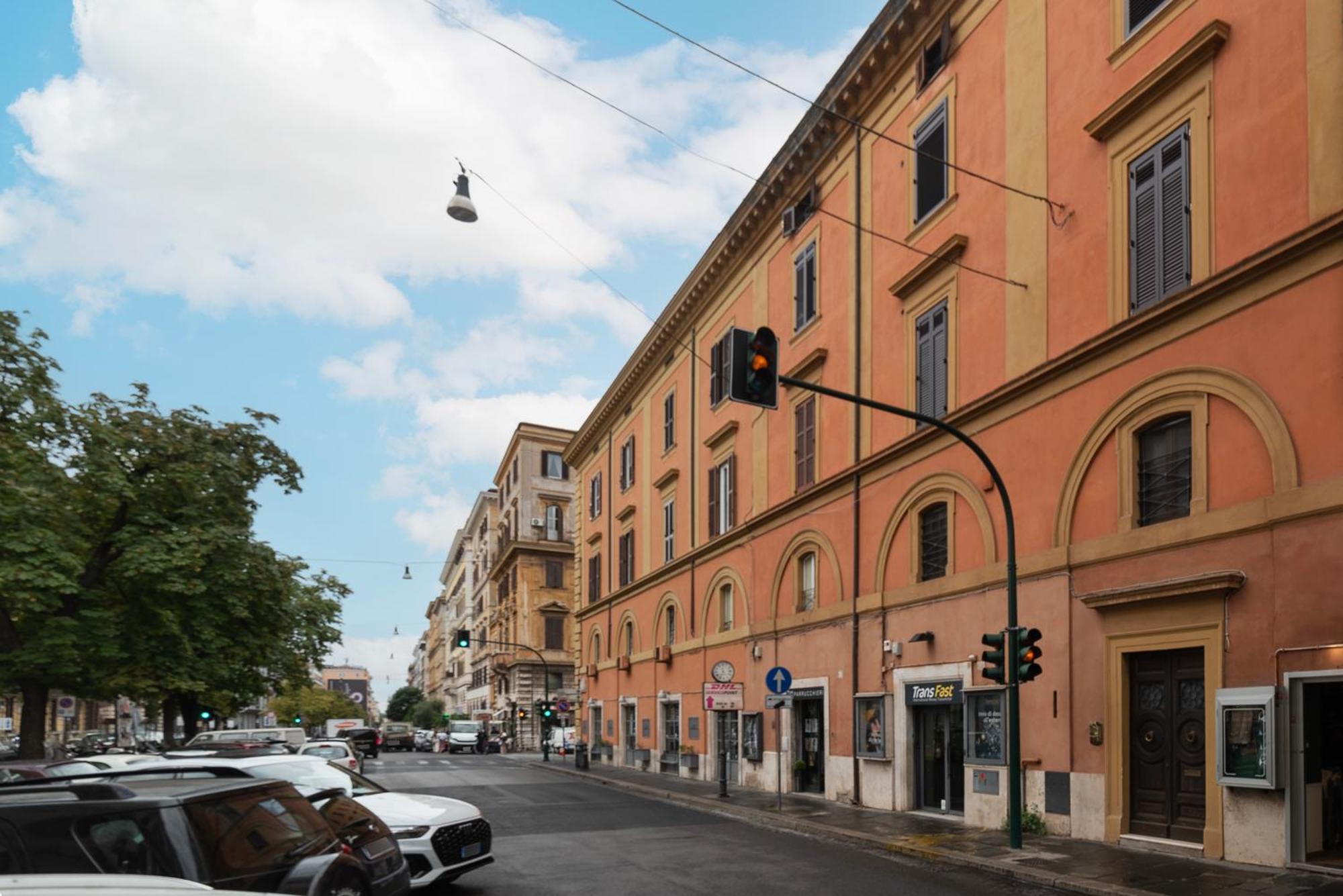 Luxury 3 Beds 3 Baths, Few Steps From Center * Roma